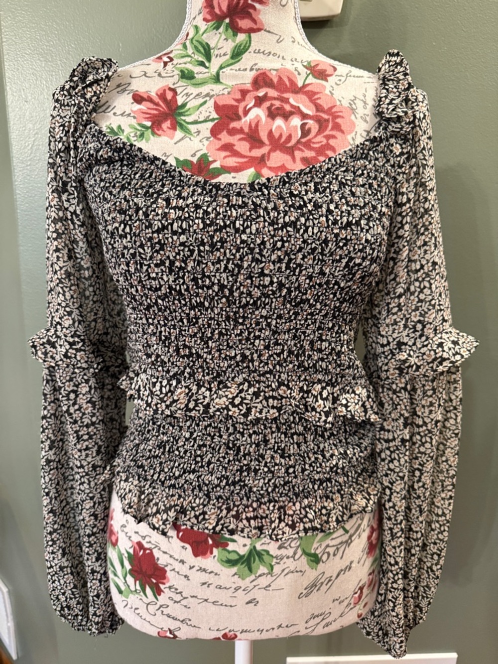 Astr the label Floral Smocked Top - Black & Cream size small